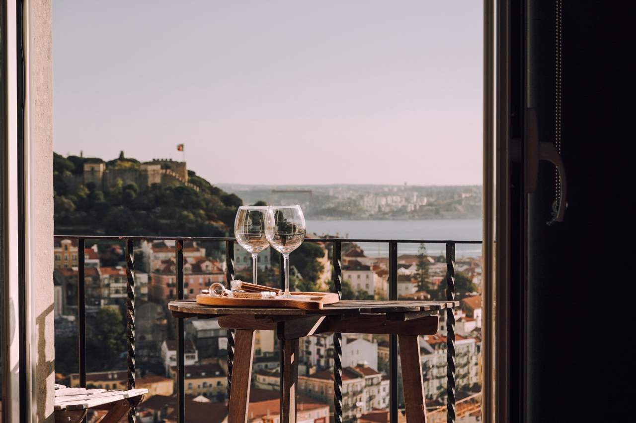 Zwei Wein-Gläser am Tisch auf dem Balkon